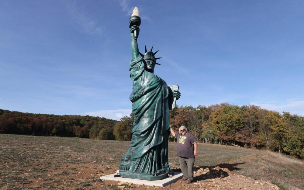 Corcelle-Mieslot  Doubs : Pour sa femme, il fait construire dans son jardin… une statue de la Liberté